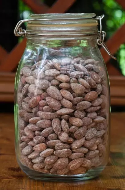 storing almonds
